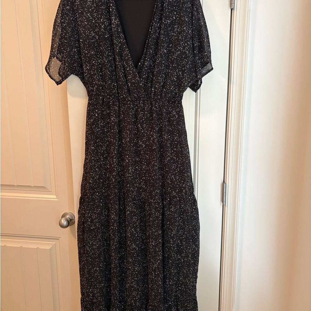 Black Speckled Maxi Dress with V-Neck and Elastic Waist